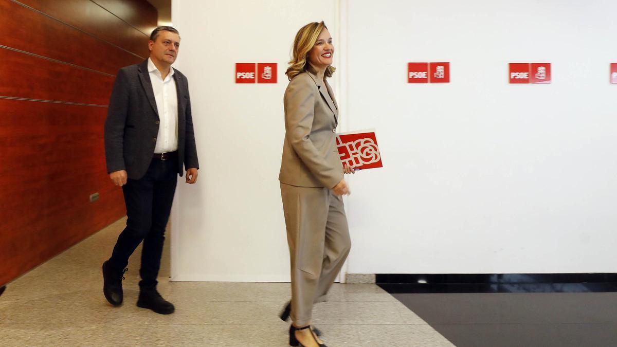 Pilar Alegría y Fernando Sabés, ayer, en la sede del PSOE Aragón, cuando presentaron su propuesta de acuerdo.