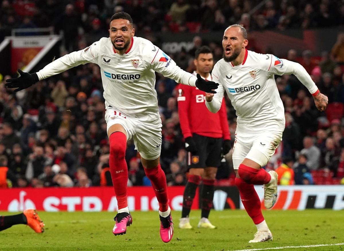 Youssef En-Nesyri y Nemanja Gudelj celebran el gol del empate del Sevilla en Old Trafford.