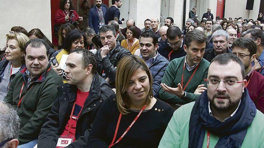 Por la izquierda, en primera fila, Delia Losa, José Luis Alperi, Iván Fernández, Gimena Llamedo y Adrián Barbón; detrás, José Luis F. Roces, Nino Torre, José María Pérez y Enrique Fernández (semitapado por Barbón).