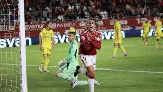 El Real Murcia renace con un triunfo ante el Nástic (3-2)