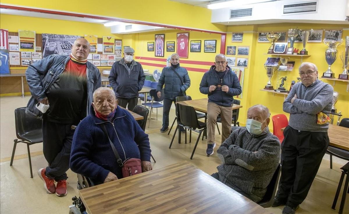 Los veteranos del CF Besòs Baró de Viver en el local social del club.