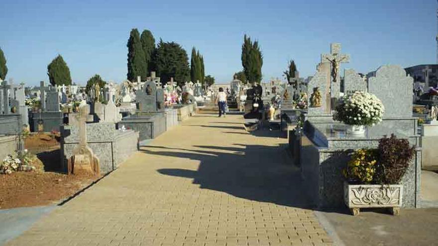 Uno de los dos nuevos paseos adoquinados construidos en el Cementerio Municipal.