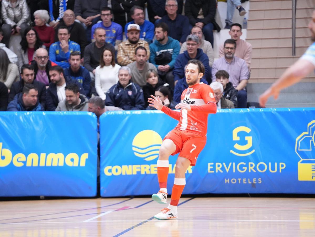 Linhares en un lance del partido