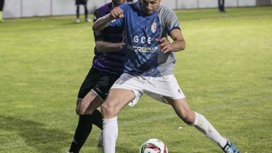 Manu Arias protege el esférico, ayer en La Balastera.