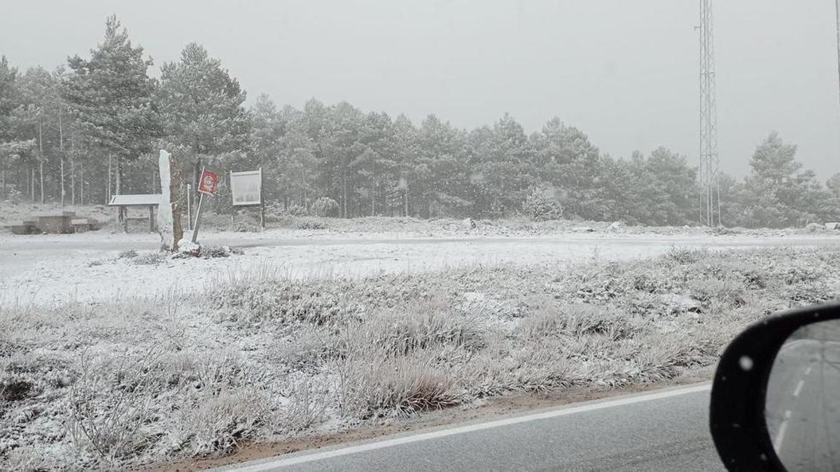 La nieve cubre las calles de algunos municipios de Castellón