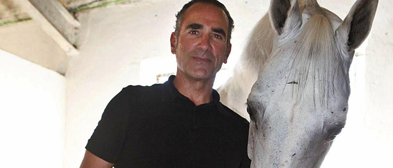 Alberto Honrubia, junto a uno de sus caballos. | Juan Plaza