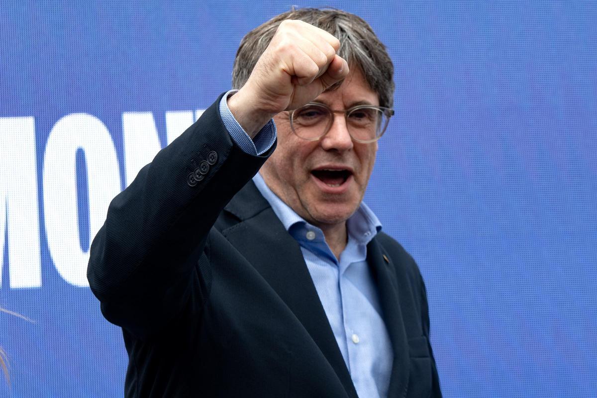 El candidato de Junts, Carles Puigdemont, a su llegada al mitin central en Argelers.