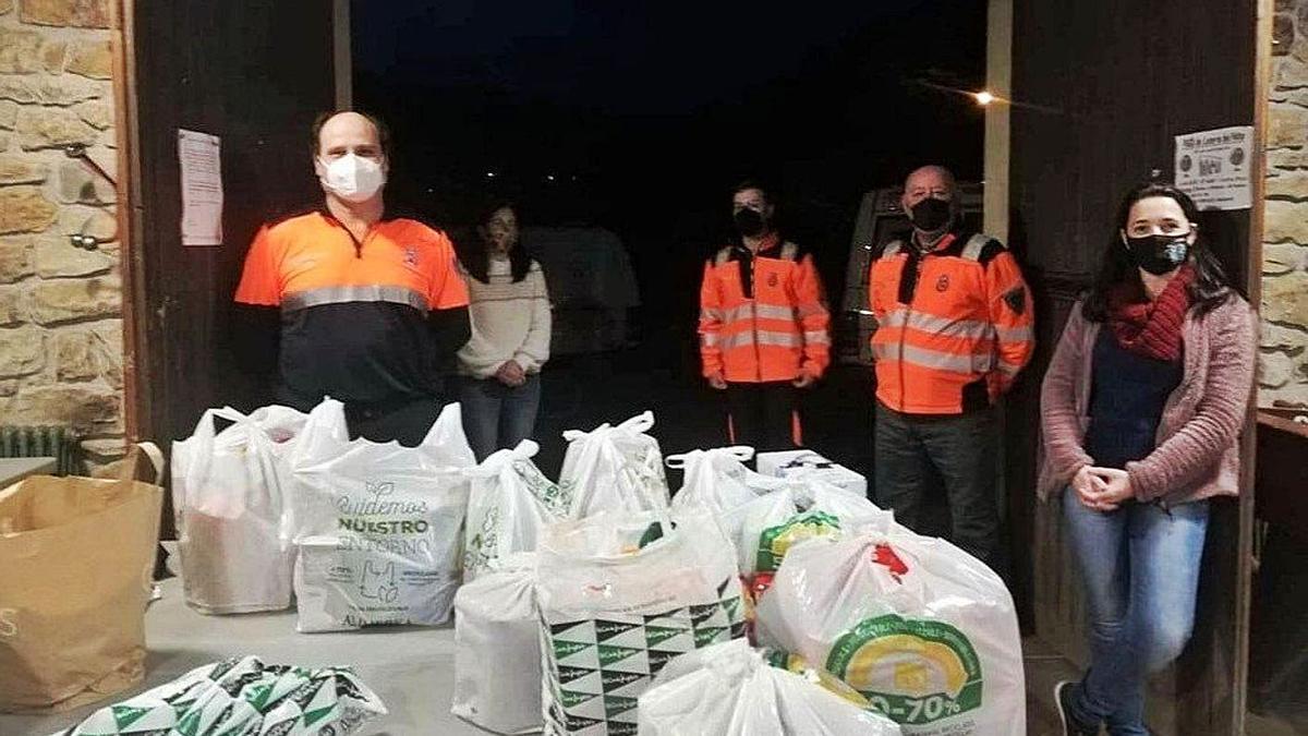 Dos de las promotoras de “Valle Solidariu”, Andrea González –segunda por la izquierda– y Beatriz Riera –a la derecha–, junto a varios voluntarios de Protección Civil de Villaviciosa. | V. A.