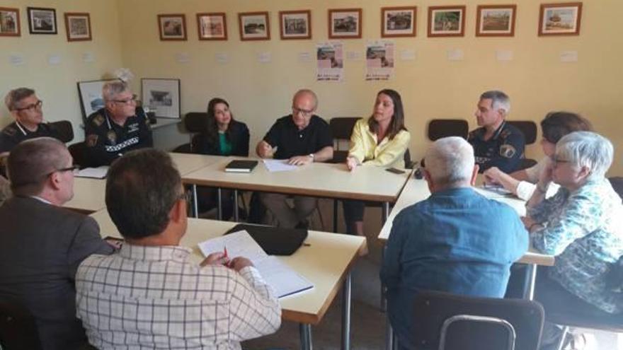 Una imagen de la reunión del alcalde con la concejala y los mandos policiales.