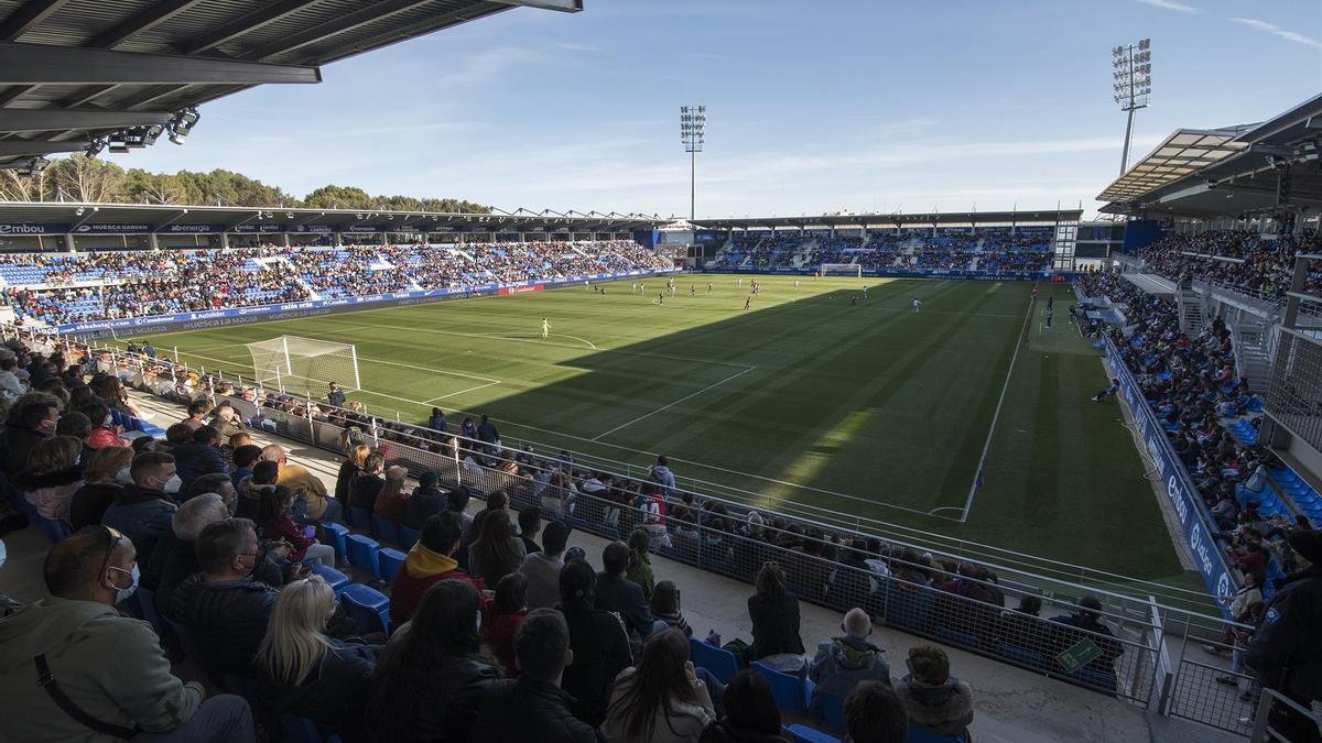 Imagen de El Alcoraz en un derbi femenino entre el Huesca y el Zaragoza CFF