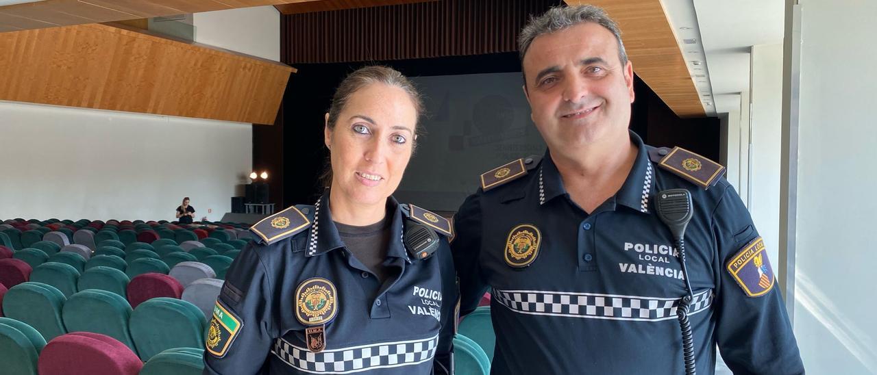 José y Raquel, los dos agentes de la Policía Local de València que han elaborado el protocolo junto a Plena Inclusión