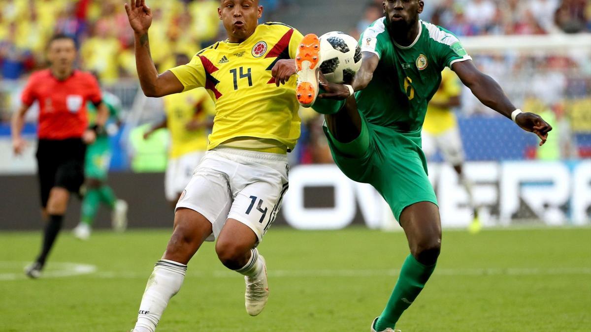 Muriel lucha por un balón con un jugador de Senegal. / Efe
