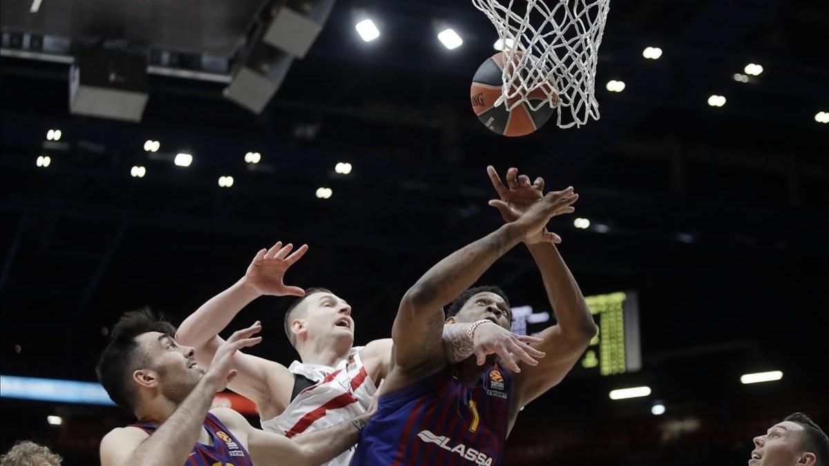 El azulgrana Seraphin pelea con Omic por el rebote en el partido de Milán