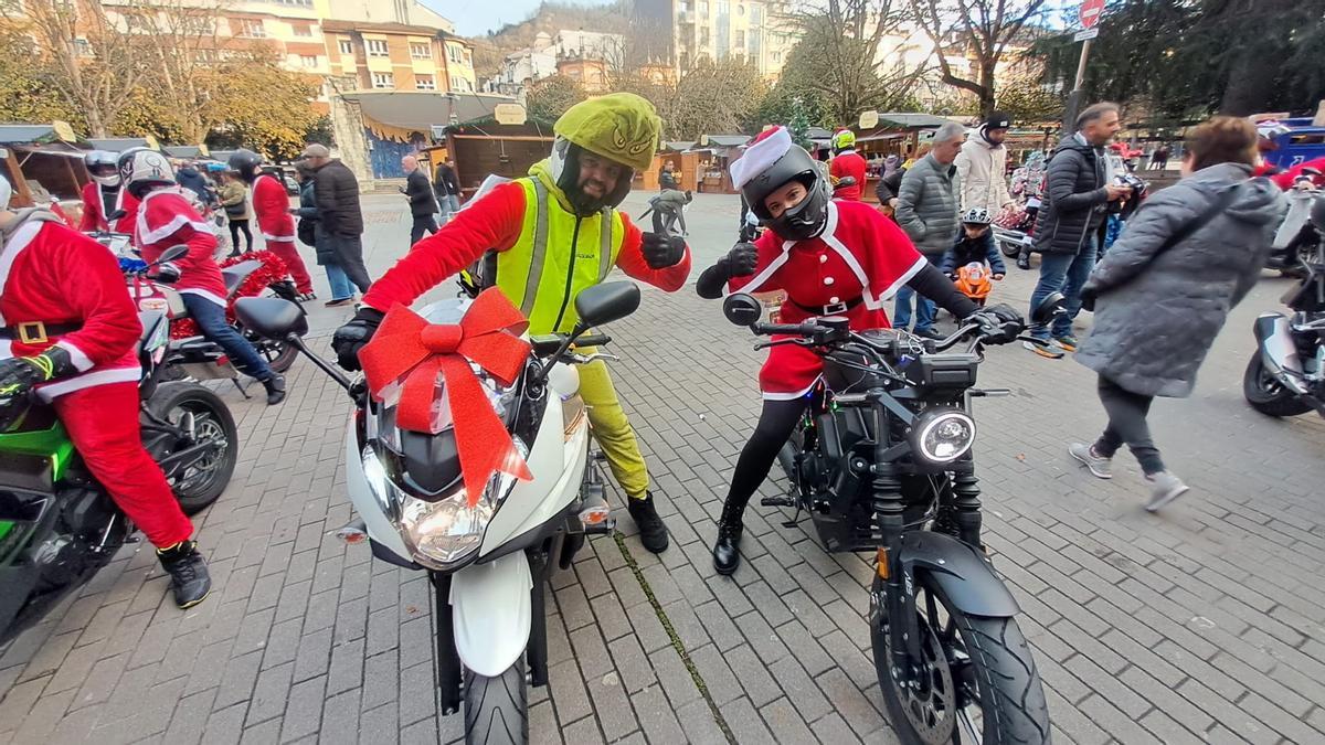 Papa Noel ya ruge en Mieres al ritmo de 300 motos