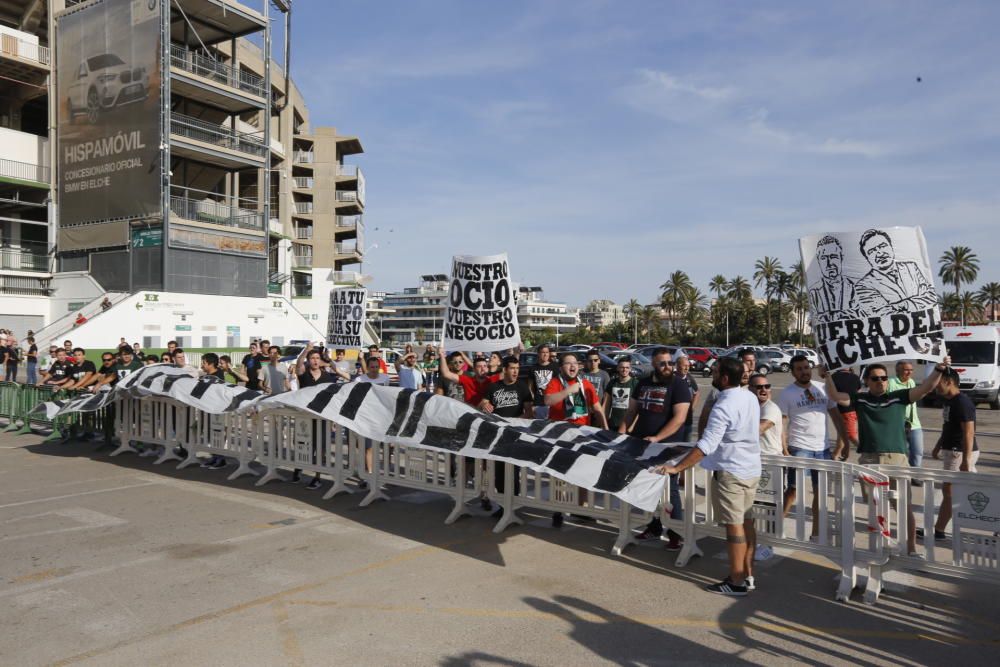 La afición recibe a los jugadores del Elche al grito de "mercenarios"