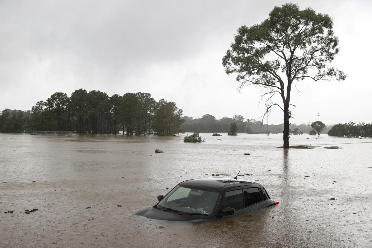 Un coche parcialmente sumergido en las afueras del suburbio de Windsor (australia)