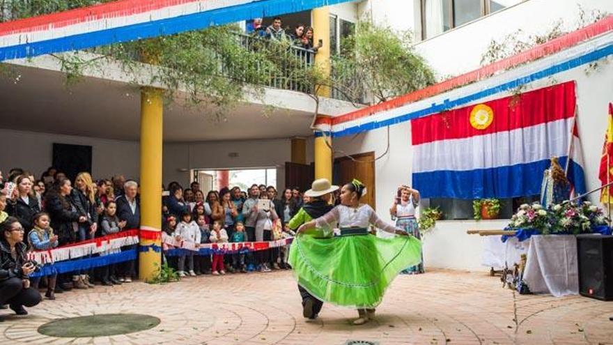 Paraguayos en torno a la Virgen de Caacupé