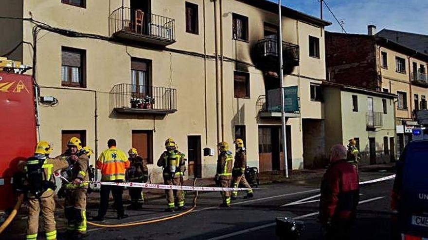 Els Bombers, treballant en un incendi que es va produir en un habitatge d&#039;Olot aquesta setmana.