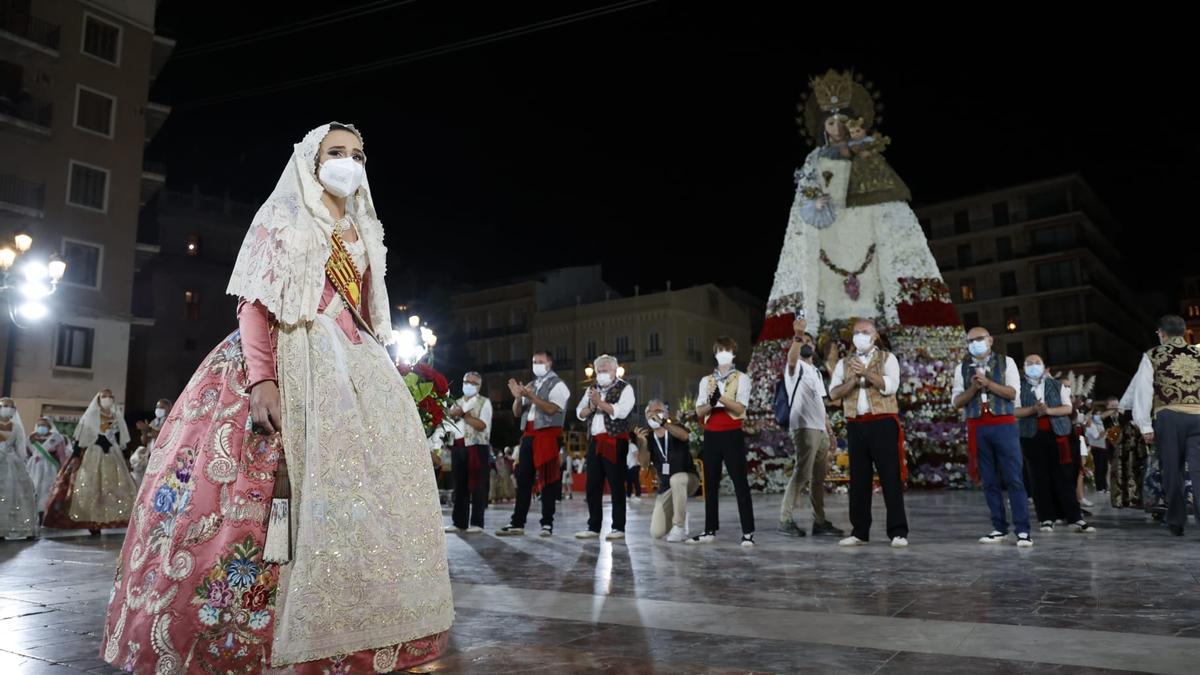 La Fallera Mayor, Consuelo Llobell, emocionada y sentida en la Ofrenda