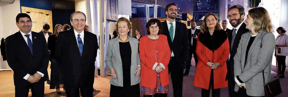 Pedro Blanco Lobeiras, delegado del Gobierno en Galicia; Javier Moll, presidente de Prensa Ibérica; Arantza Sarasola, vicepresidenta de Prensa Ibérica; Goretti Sanmartín, alcaldesa de Santiago; Diego Calvo, vicepresidente primero de la Xunta de Galicia y conselleiro de Presidencia, Xustiza e Deportes; Elena Rivo, conselleira de Promoción do Emprego e Igualdade; Aitor Moll,  consejero delegado de Prensa Ibérica; y Ainhoa Moll, directora editorial del Grupo Prensa Ibérica