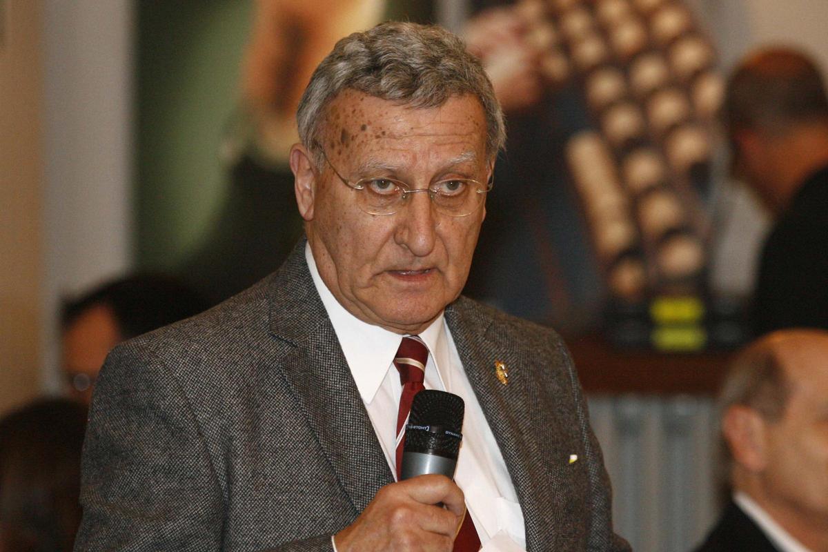 Agustí Ensesa parlant en un acte sobre el món del vi.