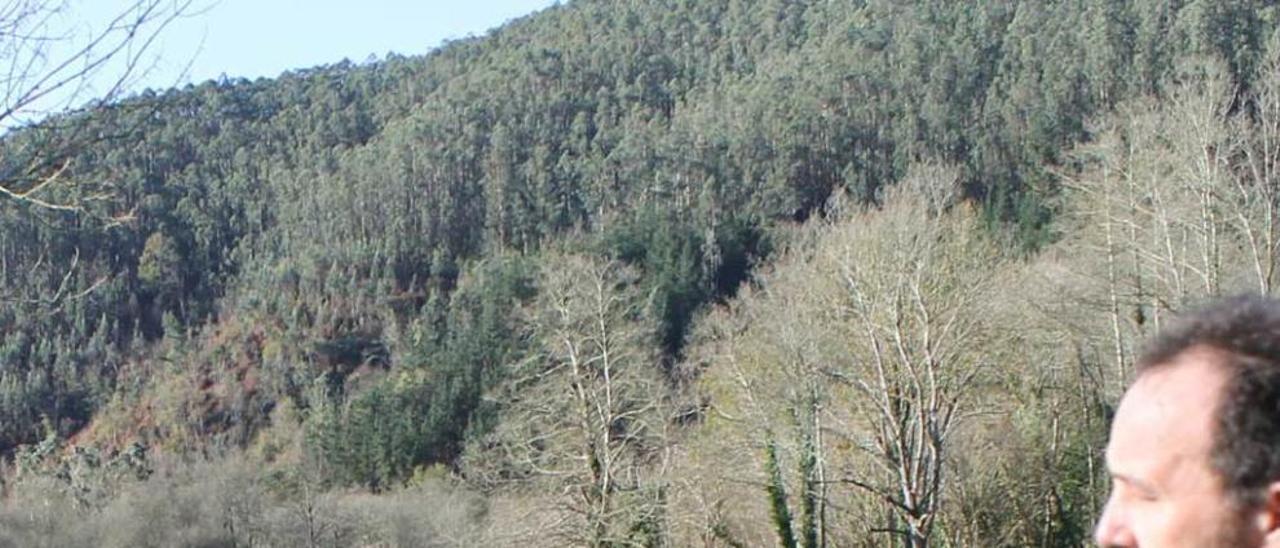 Juan Riesgo señala las fincas fértiles que lindan con el río.