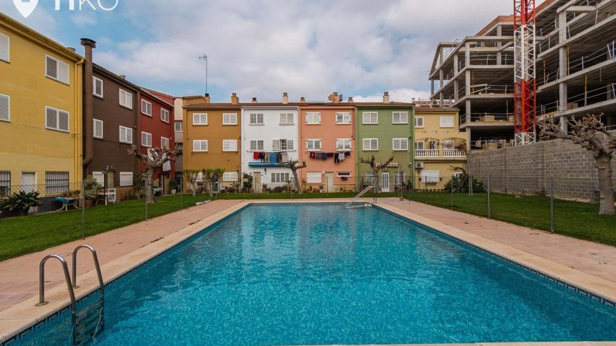 Casa con piscina comunitaria a la venta