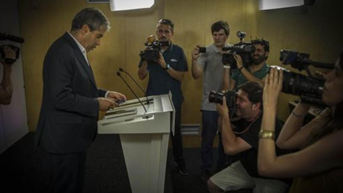 Francesc Homs se prepara para hacer una valoración de los resultados electorales de su partido, ayer.