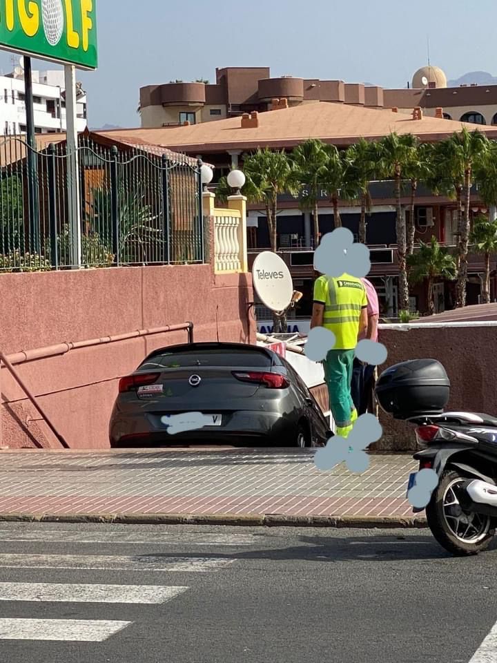 Un conductor baja con su vehículo por las escaleras del Centro Comercial Yumbo