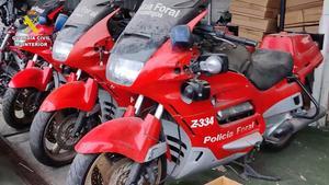 Motos de Correos y de la Policía Foral circulando ilegalmente por Madagascar: así fue la Operación Injini