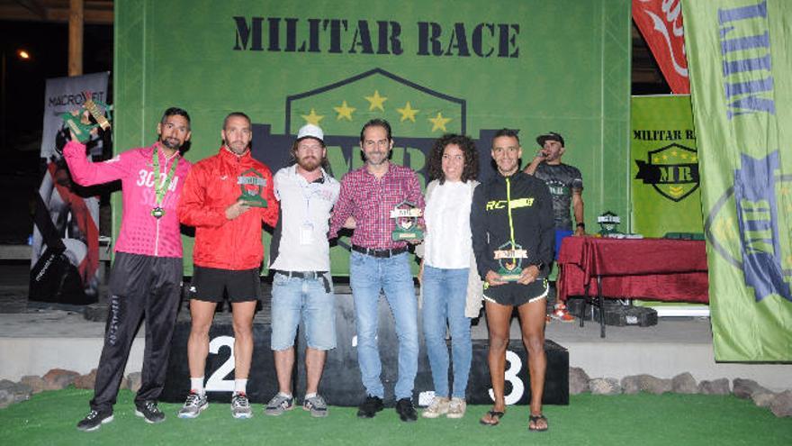 Los primeros clasificados de la Macrofit Militar Race posan con sus merecidos trofeos.