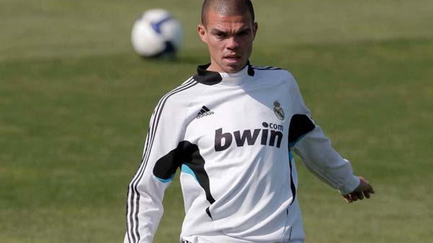 Pepe golpea el balón en el entrenamiento de ayer