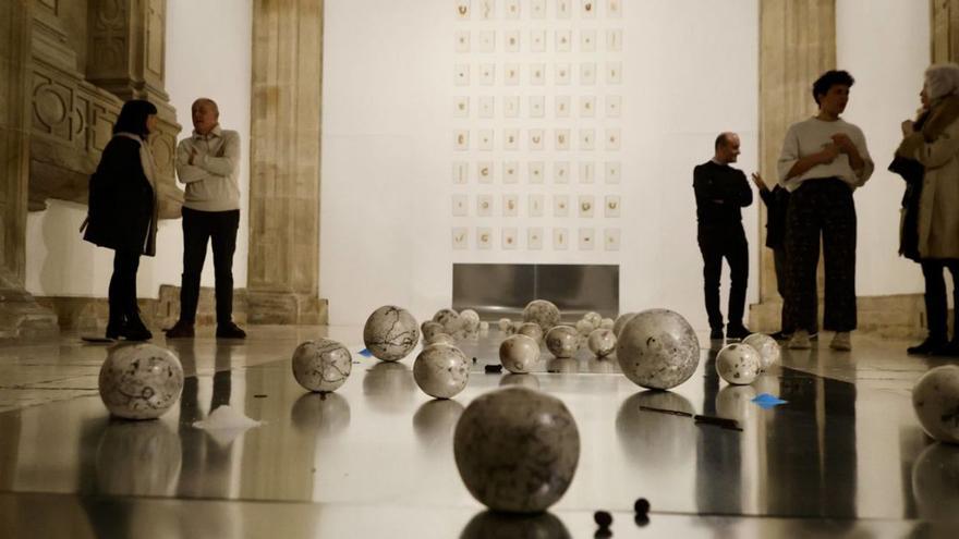 A la derecha, Tania Blanco, esti día, na esposición, falando con una visitante.