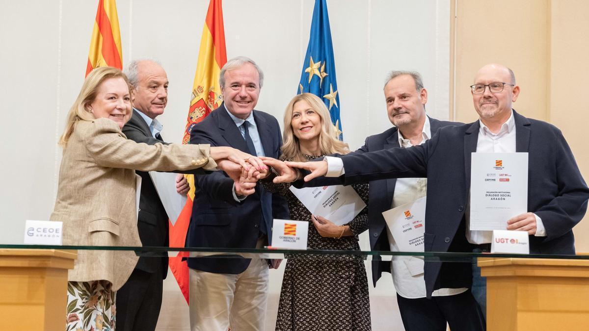 Imagen de archivo de una reunión de la mesa de diálogo social de Aragón, de la que forman parte el Ejecutivo autonómico, CEOE, Cepyme, UGT y CCOO.