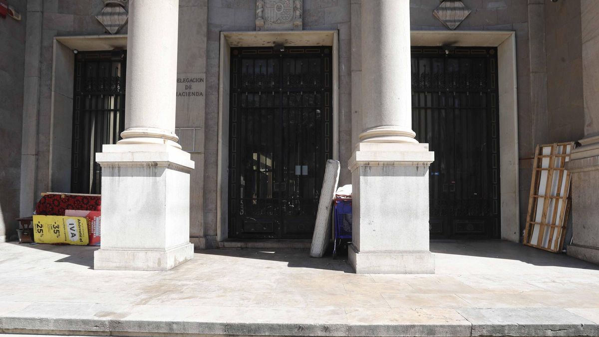 Entrada de la antigua sede de Hacienda en Guillem de Castro cerrado y sin uso desde 2016 sirve de refugio a personas sin hogar