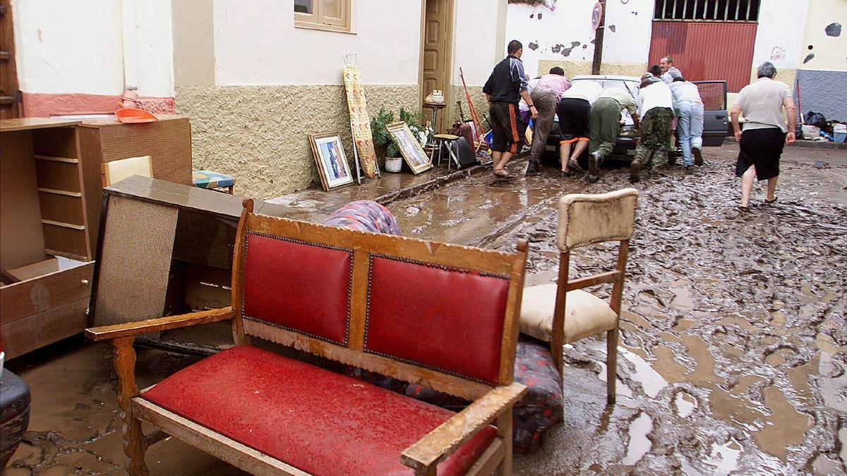 Los vecinos de San Andrés limpian sus viviendas.