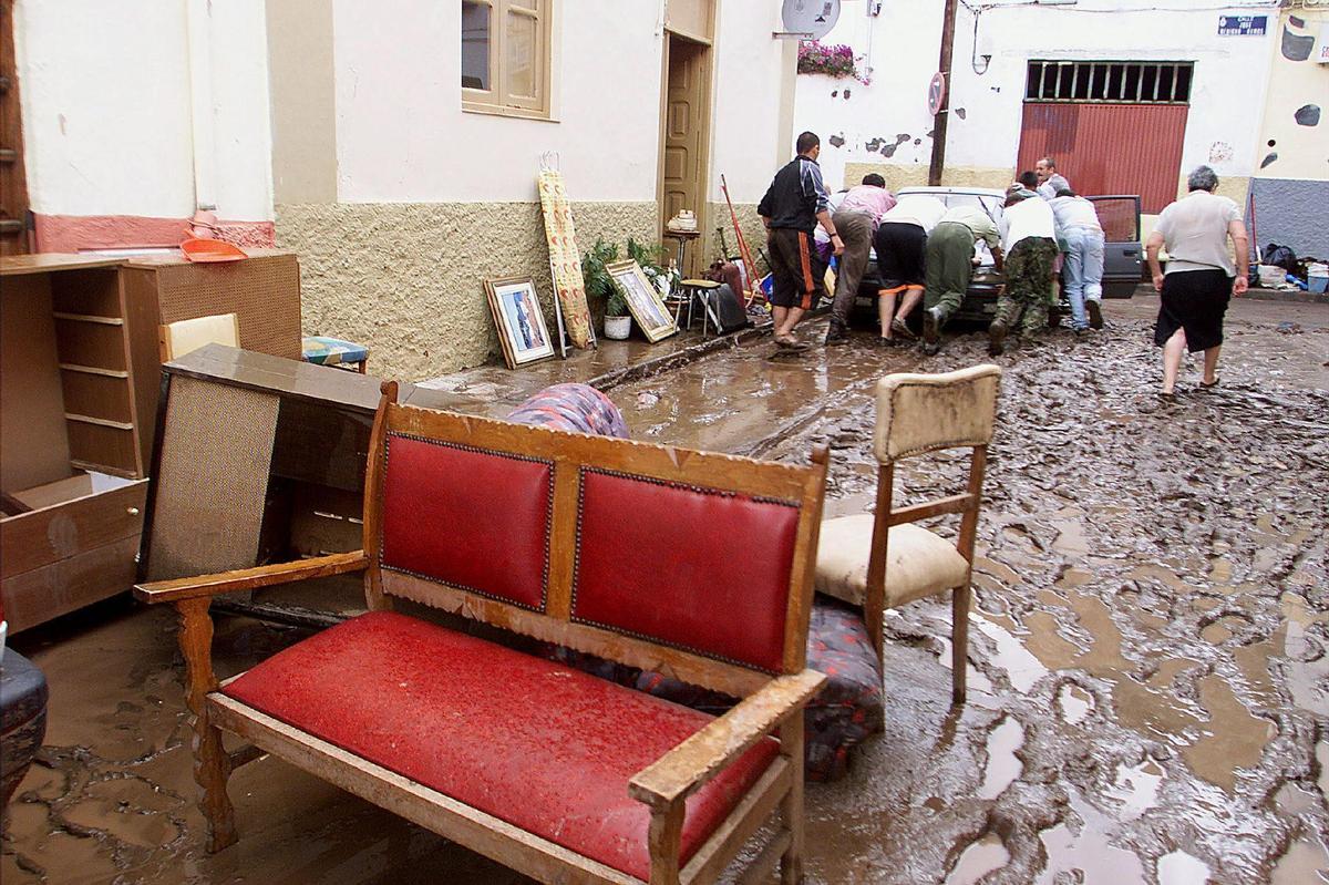 Los vecinos de San Andrés limpian sus viviendas.