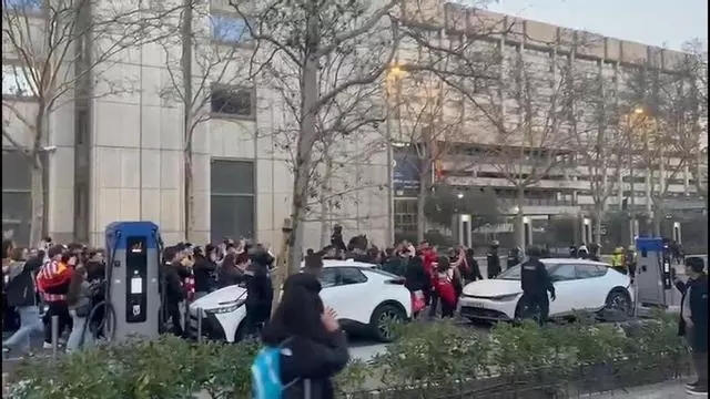 Cánticos de "Vinicius, balón de playa" en el camino de los aficionados del Atlético hacia el Bernabéu