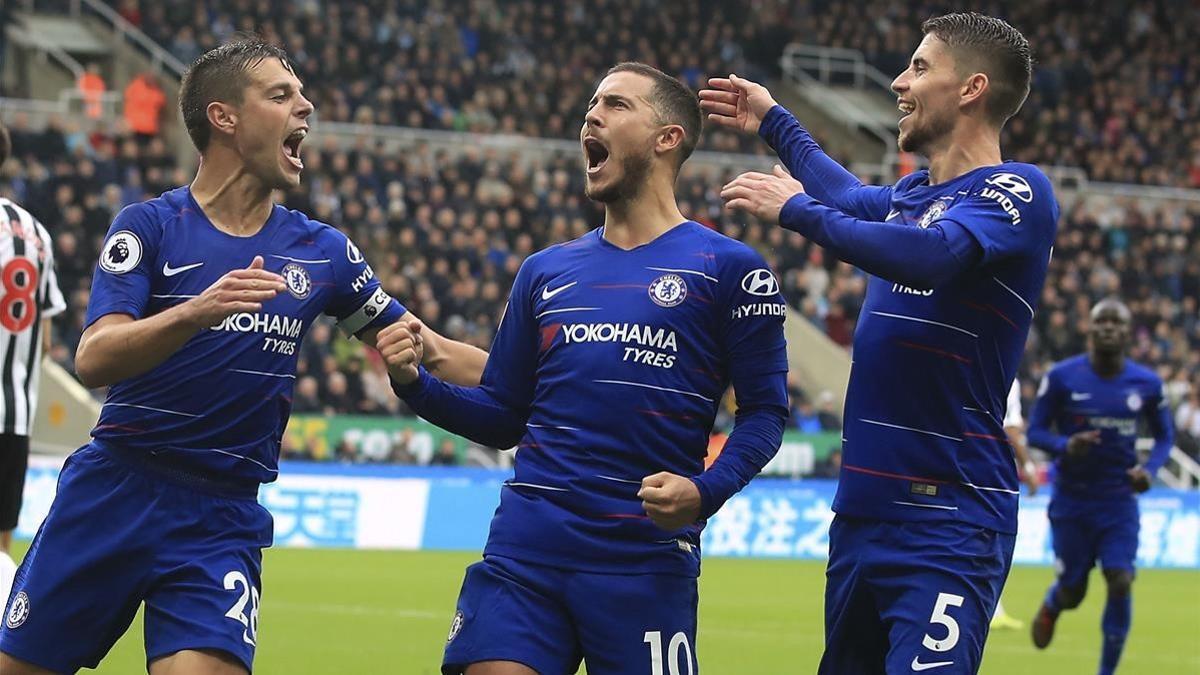 Hazard celebra el tanto de penalti que inauguró el marcador del Chelsea.