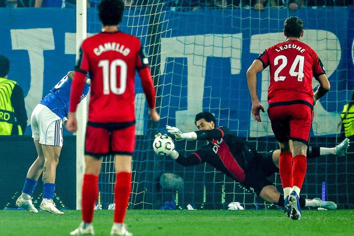 STRASBOURG (France), 07/05/2026.- Rayo Vallecano goalkepeer Augusto Batalla saves a penalty shot during the UEFA Conference League semi-finals 2nd leg match RC Strasbourg against Rayo Vallecano, in Strasbourg, France, 07 May 2026. (Francia, Estrasburgo) EFE/EPA/MONAMMED BADRA
