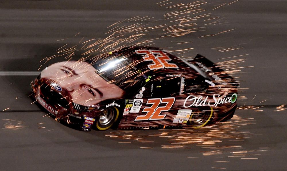 Un piloto de la Nascar lleva en su coche una foto de Casey Mears.