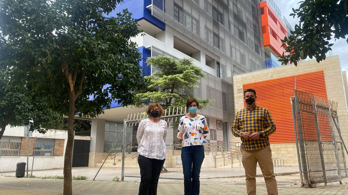 Los tres concejales de IU en el Ayuntamiento (Alba Doblas, Amparo Pernichi y Pedro García), frente al edificio de la Normal.