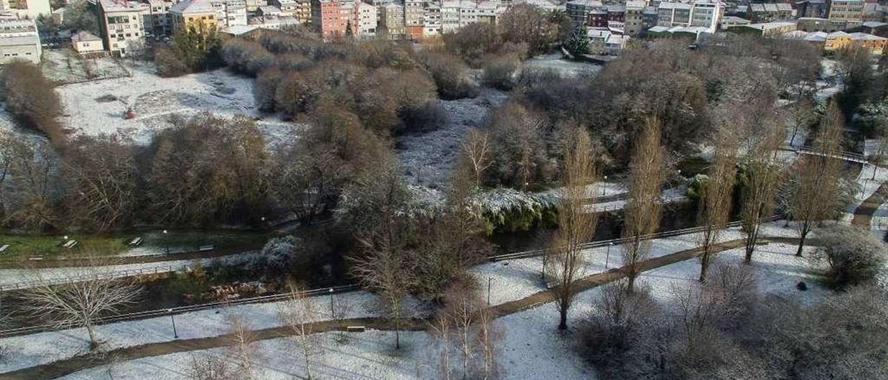 Vista aérea del casco urbano de Lalín, tras un temporal de nieve, el pasado invierno. // Bernabé