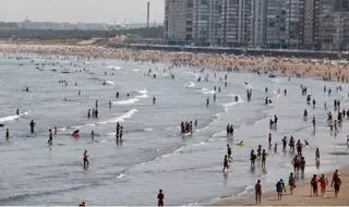 Se esperan colas kilométricas en las playas asturianas a partir de este viernes: la AEMET avisa de temperaturas "de pleno verano" por la llegada de nueva ola de calor