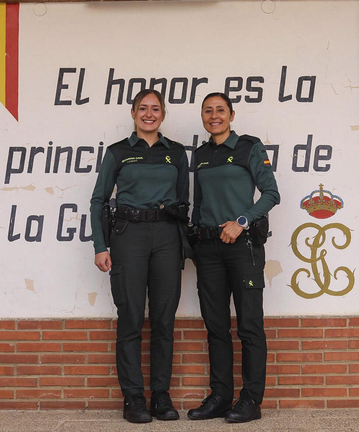 Arriba, madre e hija junto al mural con el lema del cuerpo. Abajo, junto a un coche patrulla.  | ALBA PRIETO