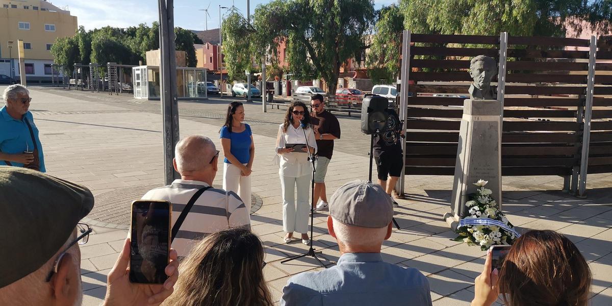 Homenaje de la comunidad uruguaya a su héroe nacional en el Cruce de Arinaga