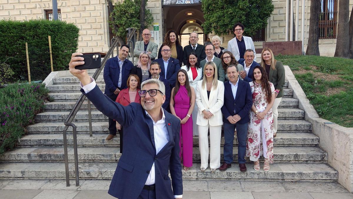 El secretario general del PSOE de Málaga y candidato socialista a las elecciones andaluzas, Josele Aguilar, en la reunión de su candidatura para las elecciones autonómicas del 17 de mayo junto al Museo de Málaga.