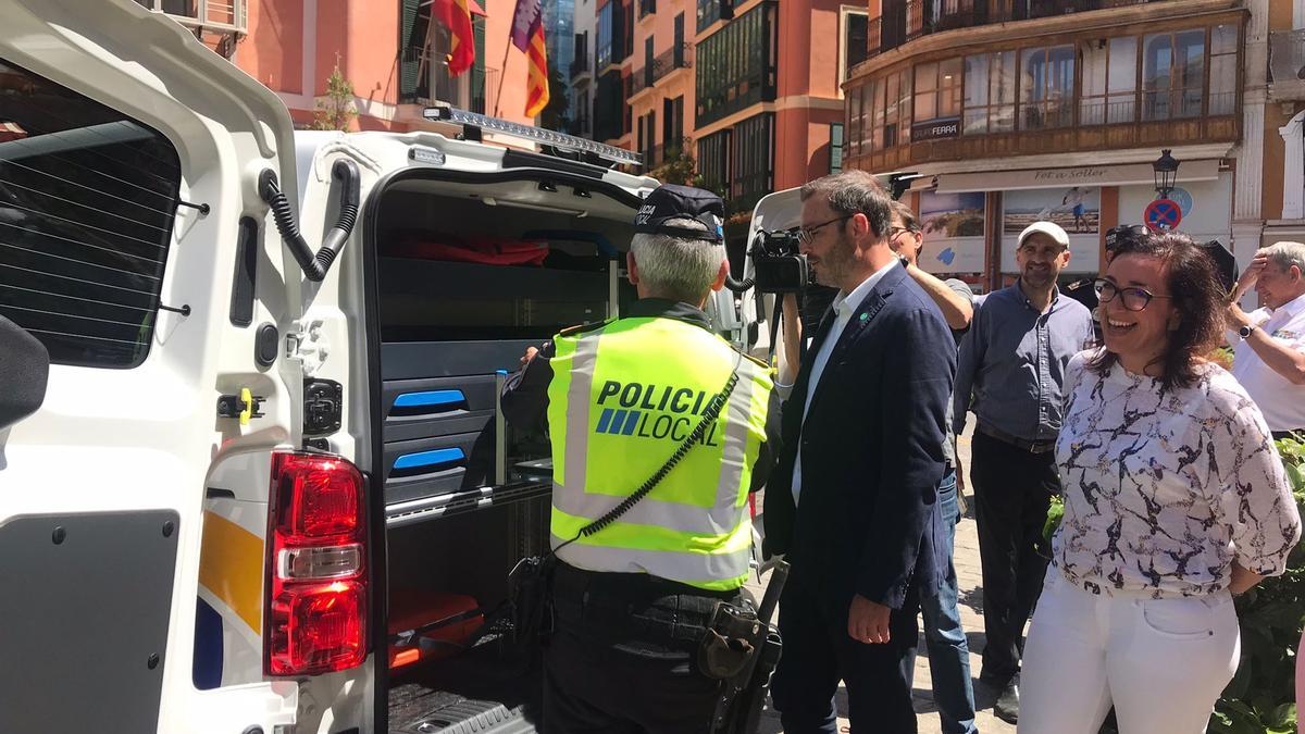 José Hila y Joana Adrover observan los nuevos furgones de la Policía Local de Palma.