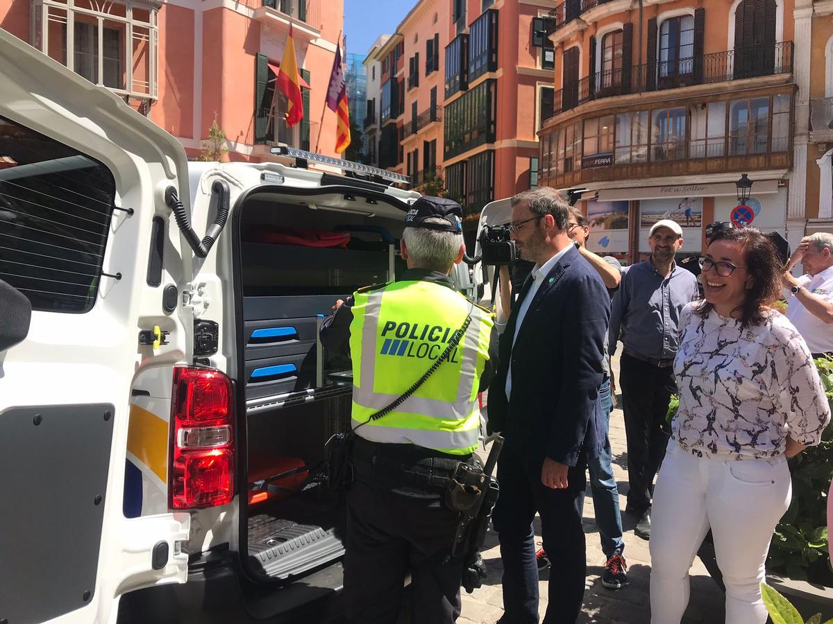 José Hila y Joana Adrover observan los nuevos furgones de la Policía Local de Palma.