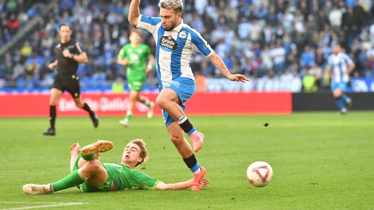 Mella esquiva una entrada en el duelo de la primera vuelta contra el Racing en Riazor.
